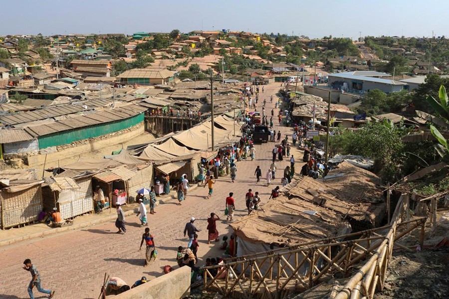 Aid workers race to stop virus spreading in Rohingya camps
