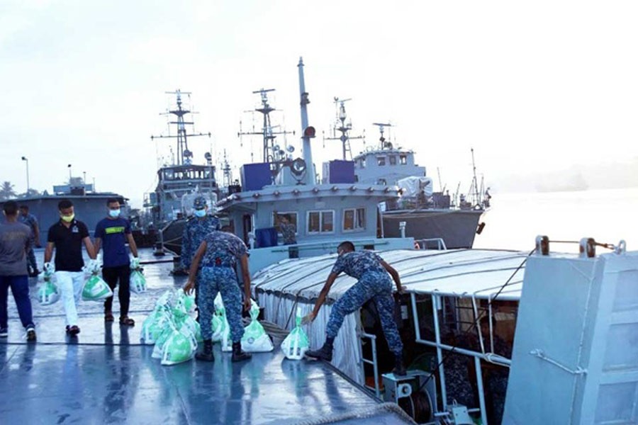 Navy deploys 25 rescue ships as super cyclone looms