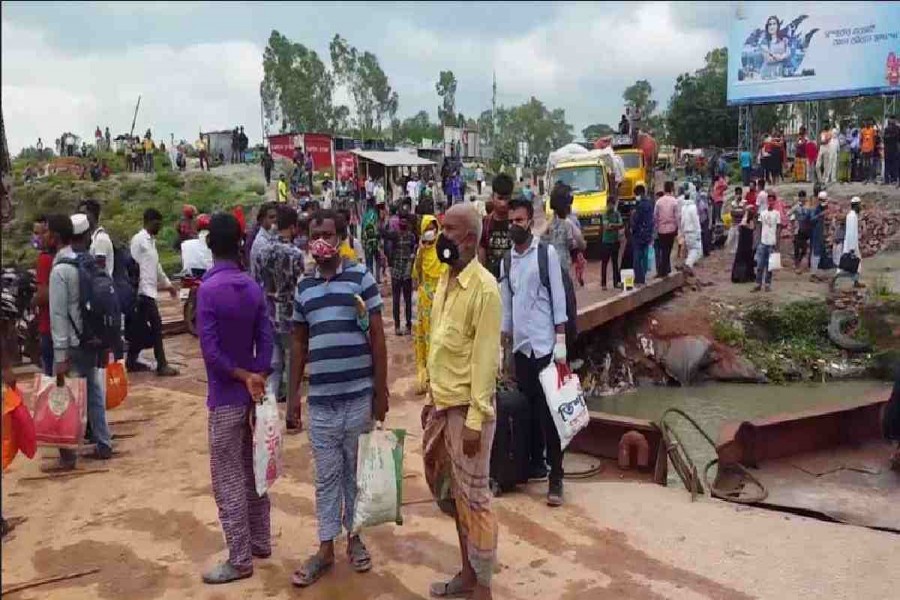 Home-goers crowd at Paturia-Daulatdia ferry ghat amid virus risk