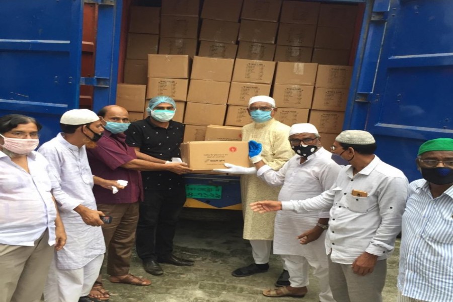 Model Group Eid hampers for 1750 freedom fighters in N'ganj