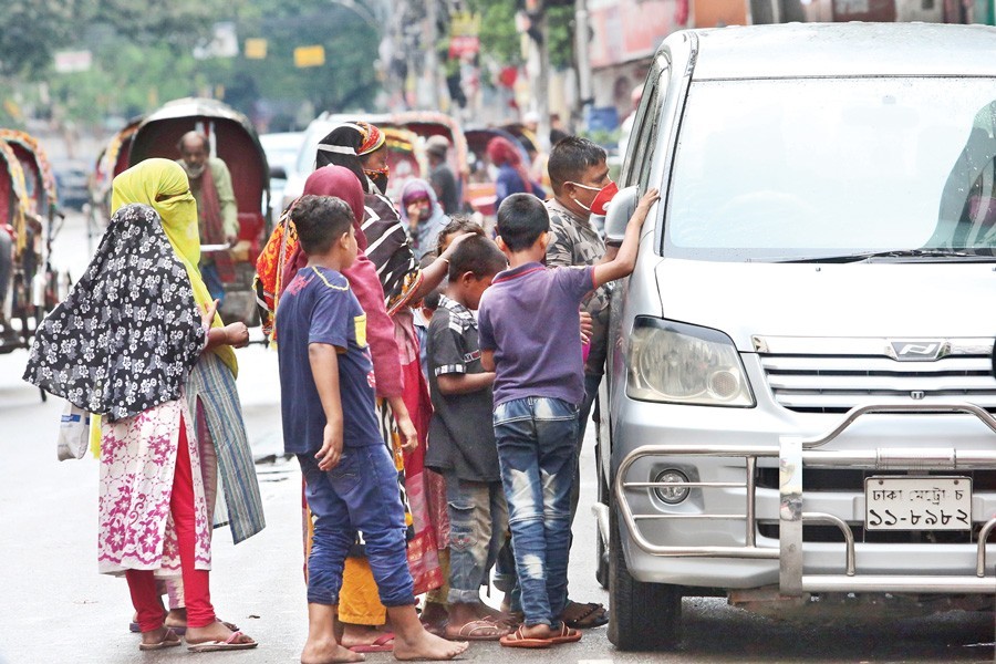 Poverty-ridden people turn beggars in Dhaka