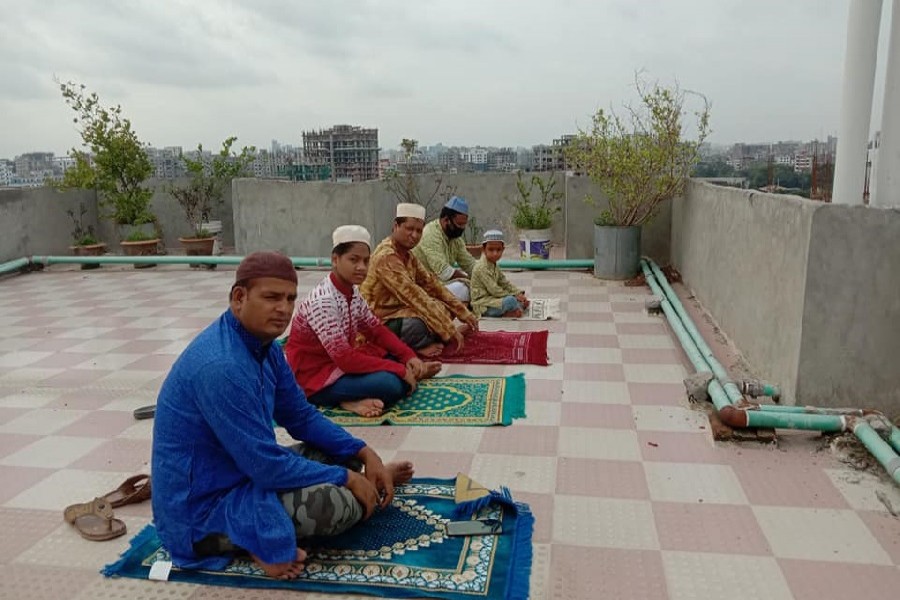 Coronavirus forces many to offer Eid prayers at home