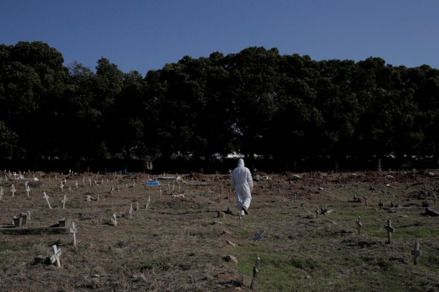 A gravedigger walks by Sao Francisco Xavier cemetery during the outbreak of the coronavirus disease (Covid-19), in Rio de Janeiro. Brazil on April 23, 2020 — Reuters/Files