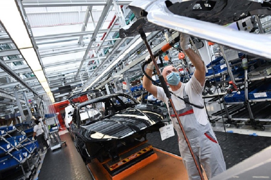 Moderate rebound in German industry orders points to slow recovery
