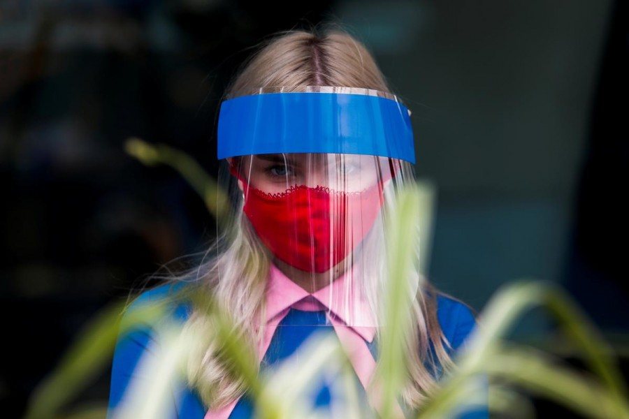 A restaurant employee wears a protective face shield and mask due to the coronavirus (Covid-19) outbreak in Moscow, Russia on July 8, 2020 — Reuters/Files