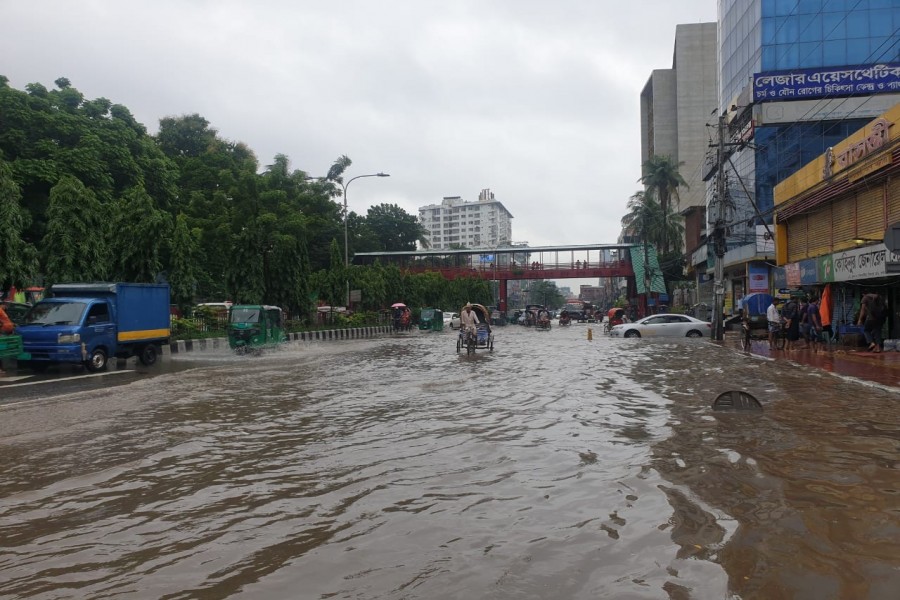 Overnight rains lead to waterlogging in Dhaka