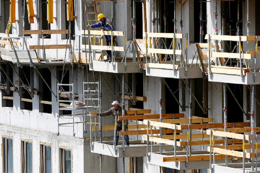 Workers are pictured at a construction site in Vienna, Austria, March 09, 2017 — Reuters/Files