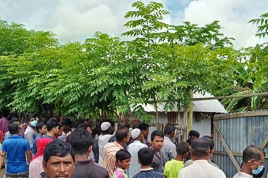 Police find three bodies of a family in Pirojpur