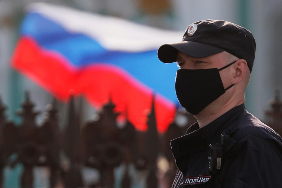 A police officer wearing a protective face mask stands guard at Dvortsovaya Square, amid the outbreak of the coronavirus disease (Covid-19) in Saint Petersburg, Russia on June 12, 2020 — Reuters/Files