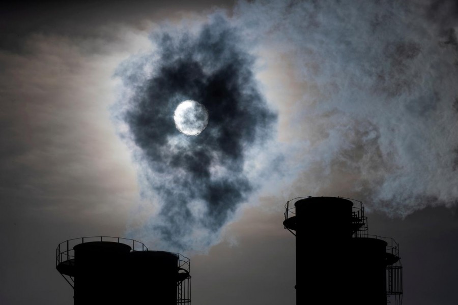 Sun shines through steam rising from chimneys of a power plant in Moscow, Russia on November 13, 2019 — Reuters/Files