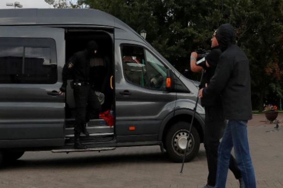 Law enforcement officers detaining a journalist who was on assignment are photographed by a Reuters photographer shortly before his detention, in central Minsk, Belarus August 27, 2020. REUTERS/Vasily Fedosenko