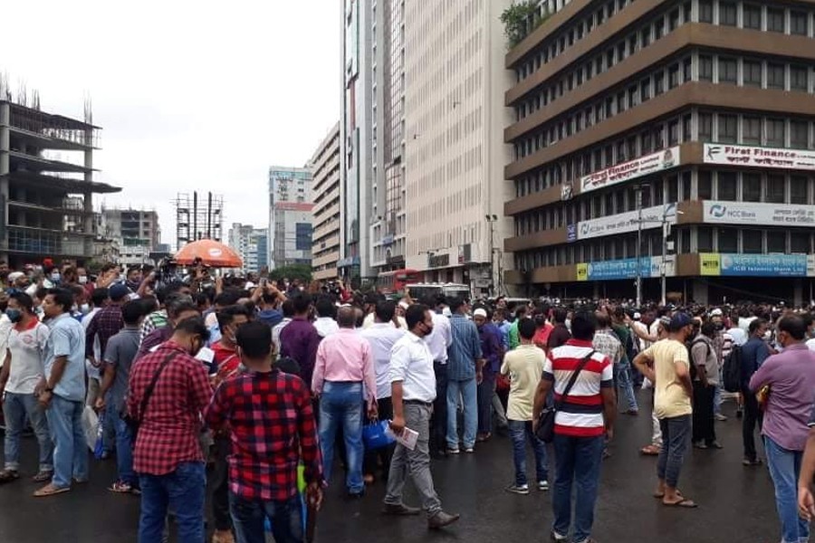 Migrant workers demonstrate for Saudia tickets