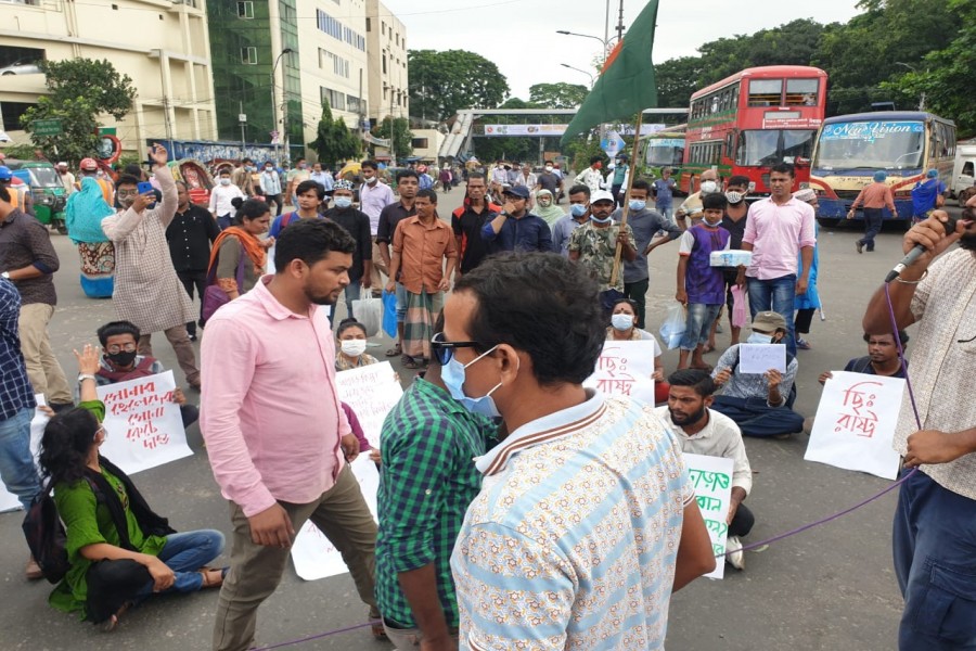 Protesters block Shahbag over molestation of Noakhali housewife