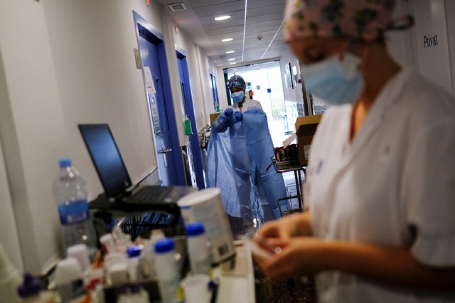 A hospital staff prepares to treat a patient suffering from coronavirus disease (COVID-19), after Catalonia's government imposed new restrictions in an effort to control a new outbreak of the coronavirus disease (COVID-19) in Barcelona, Spain, Oct 20, 2020. REUTERS