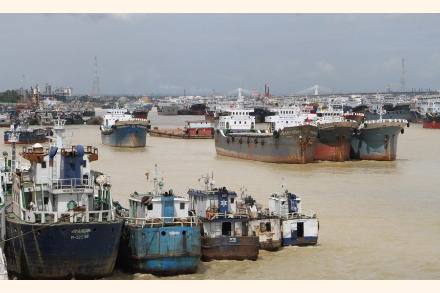 Workers end cargo vessel strike