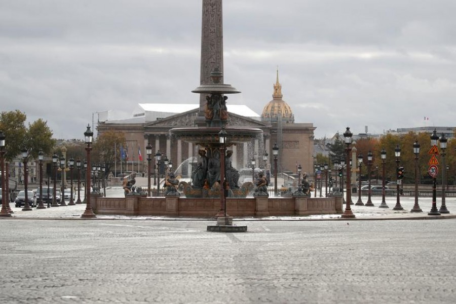 A deserted place de la Concorde in Paris is seen on the first day of the second national lockdown as part of the COVID-19 measures to fight a second wave of the coronavirus disease (COVID-19) in France, October 30, 2020. REUTERS/Charles Platiau