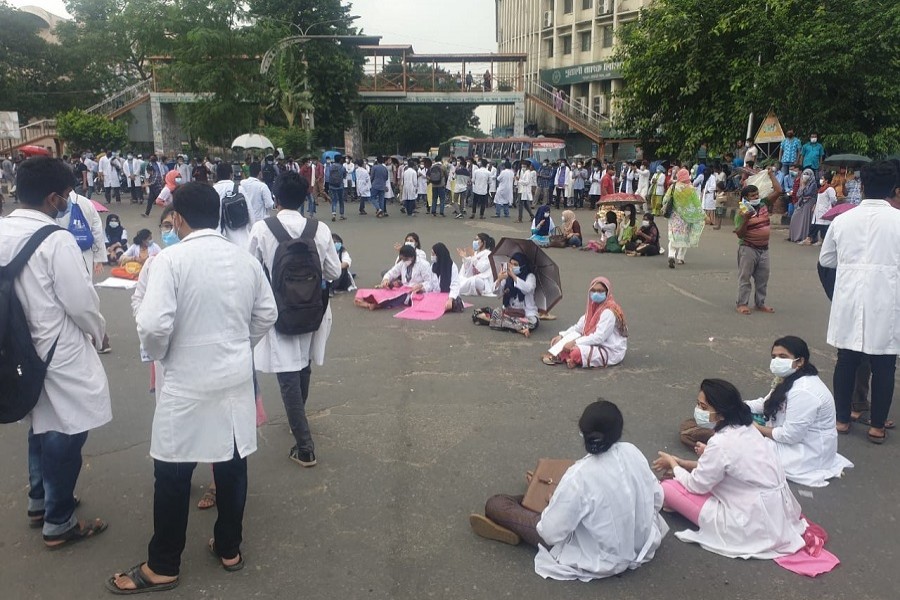 Medical students block Shahbagh roads, demand online classes