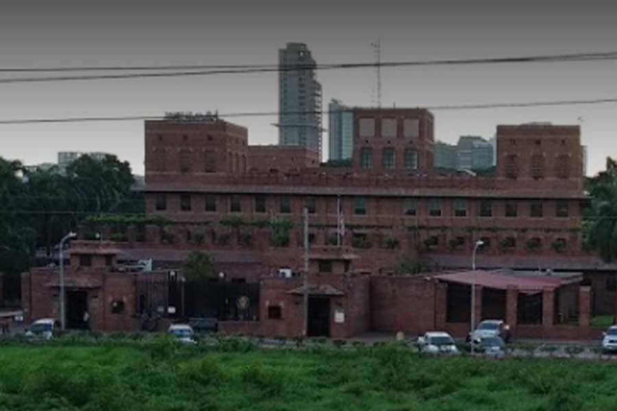 Police remove suspicious bag from near US embassy