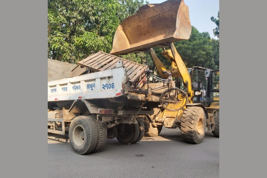 Clash erupts between Police, traders at Fulbaria market as DSCC starts eviction drive