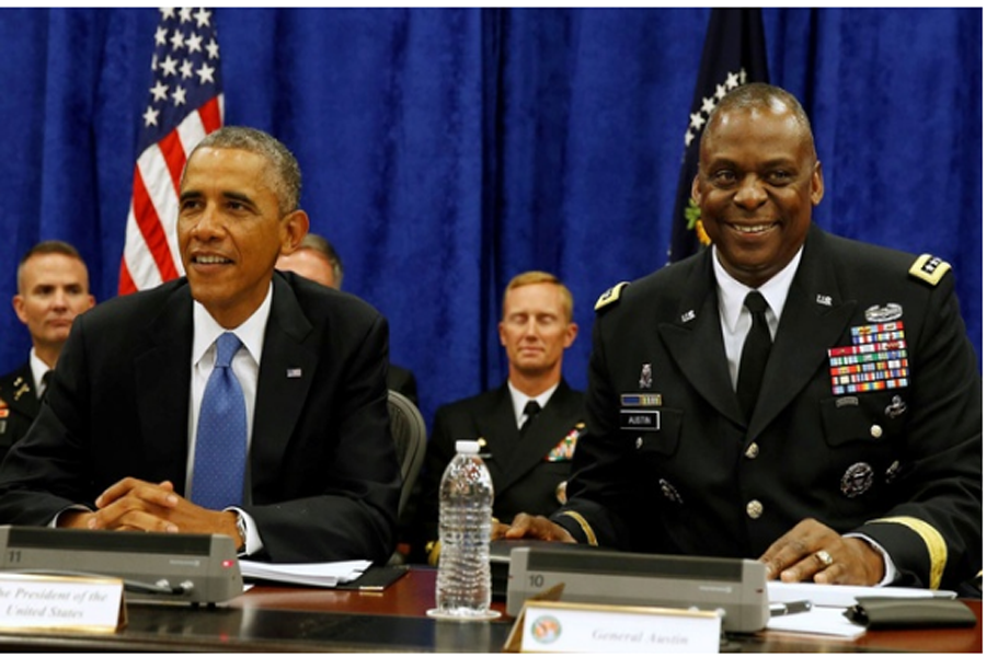 US President Barack Obama sits next to Commander of Central Command Gen Lloyd Austin III during a briefing from top military leaders while at US Central Command at MacDill Air Force Base in Tampa, Florida, September 17, 2014. REUTERS/FILE   