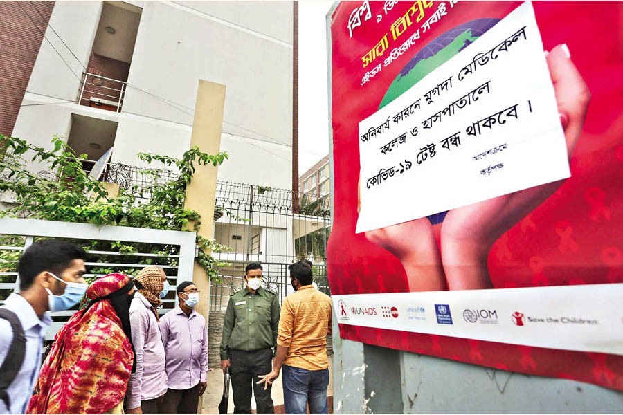 People who came to Mugda Medical College and Hospital in the city for coronavirus testing on Wednesday found, to their dismay, a notice on the hospital gate that reads 'Covid-19 testing remains suspended due to unavoidable reasons' — FE photo by KAZ Sumon