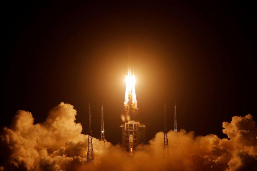 The Long March-5 Y5 rocket, carrying the Chang'e-5 lunar probe, takes off from Wenchang Space Launch Center, in Wenchang, Hainan province, China November 24, 2020. REUTERS/Tingshu Wang/File Photo