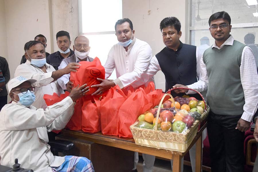 PM greets freedom fighters on Victory Day with flowers, sweetmeats