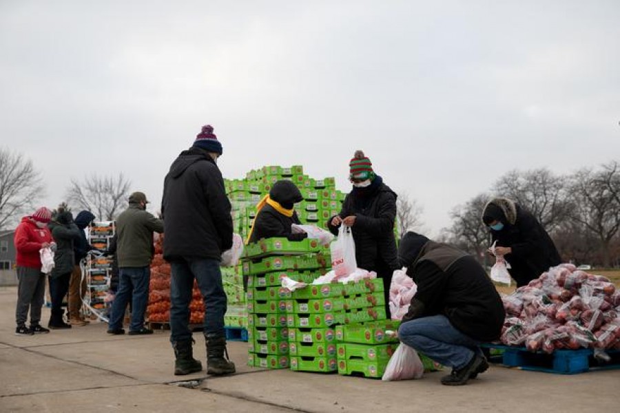 Volunteers from Forgotten Harvest food bank sort and separate different goods before a mobile pantry distribution ahead of Christmas, amid the coronavirus disease (COVID-19) pandemic in Warren, Michigan, US, December 21, 2020. REUTERS/Emily Elconin/File Photo