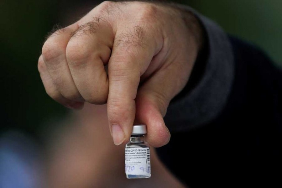 A medical worker shows a dose of the Pfizer-BioNTech COVID-19 vaccine at the Regional Military Specialty Hospital in San Nicolas de los Garza, on the outskirts of Monterrey, Mexico December 29, 2020. REUTERS/Daniel Becerril