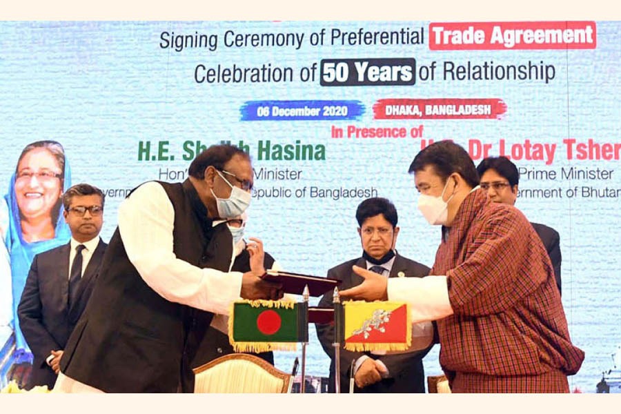 Bangladesh Commerce Minister Tipu Munshi and Bhutanese Economic Affairs Minister Lyonpo Loknath Sharma exchanging PTA document on behalf of their respective countries on December 6, 2020	—- BSS photo