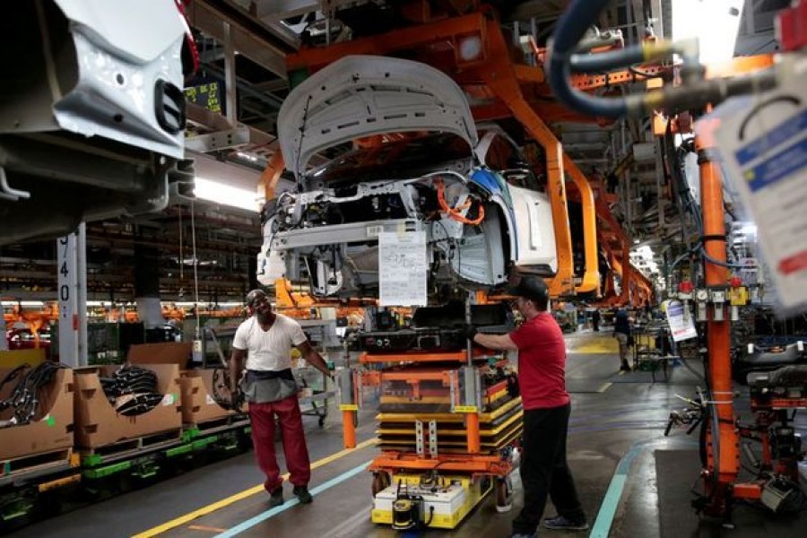 General Motors assembly workers connect a battery pack underneath a partially assembled 2018 Chevrolet Bolt EV vehicle on the assembly line at Orion Assembly in Lake Orion, Michigan, U.S., March 19, 2018. REUTERS/Rebecca Cook/File Photo