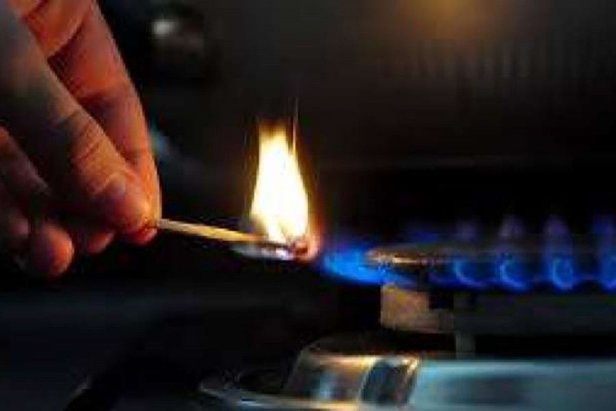 Low gas pressure, power cuts hamper life in Dhaka