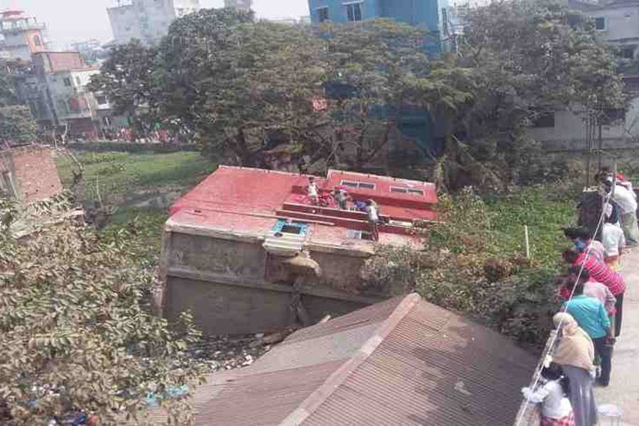 Three-storey building collapses into Keraniganj swamp