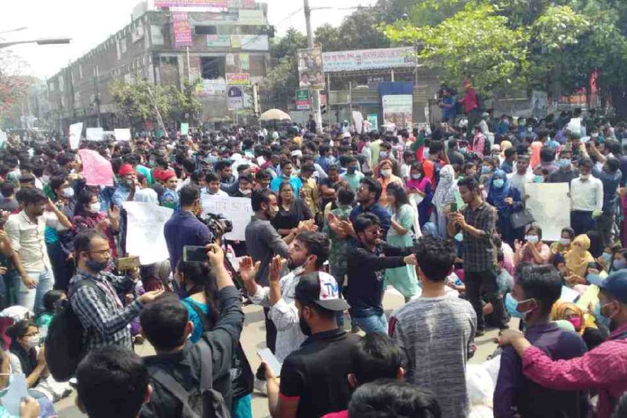 Students of DU-affiliated colleges block Nilkhet intersection protesting exam postponement