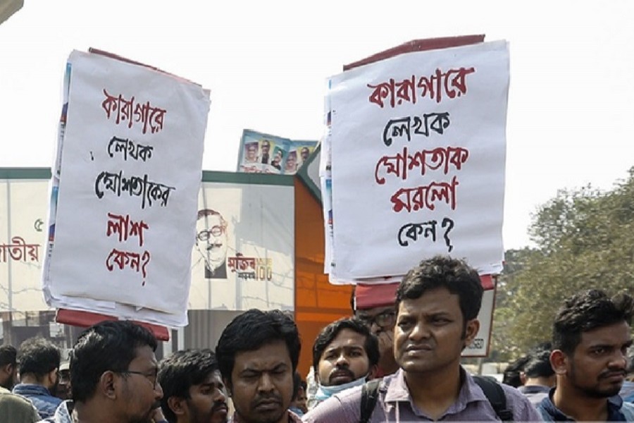 Protesters block Shahbagh over writer Mushtaq’s death in jail