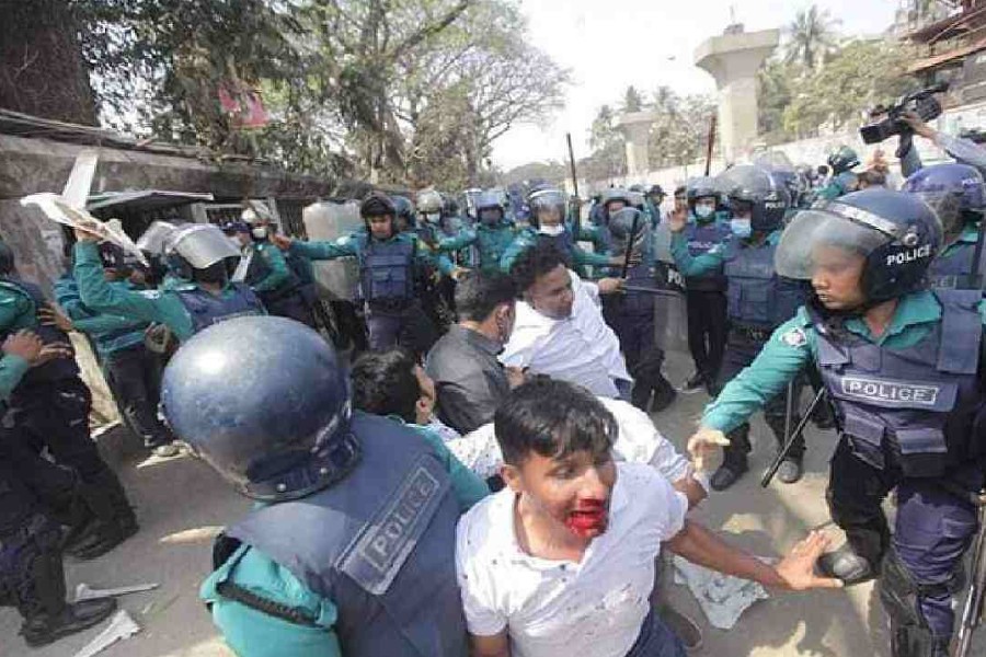 Activists of Chhatra Dal clash with police at Press Club