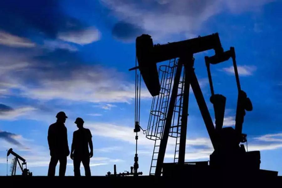 Oil prices rise on economic outlook