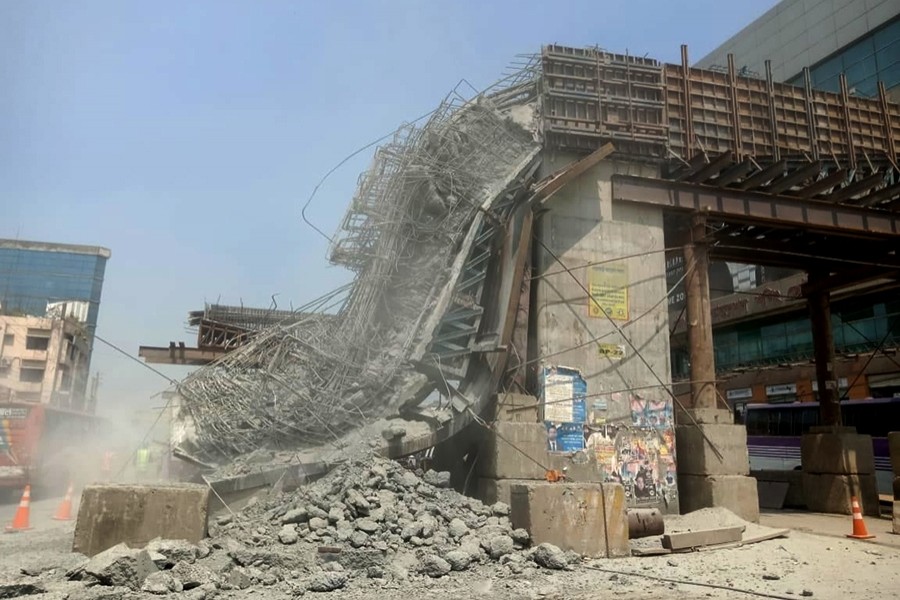 Four injured as girder of BRT collapses