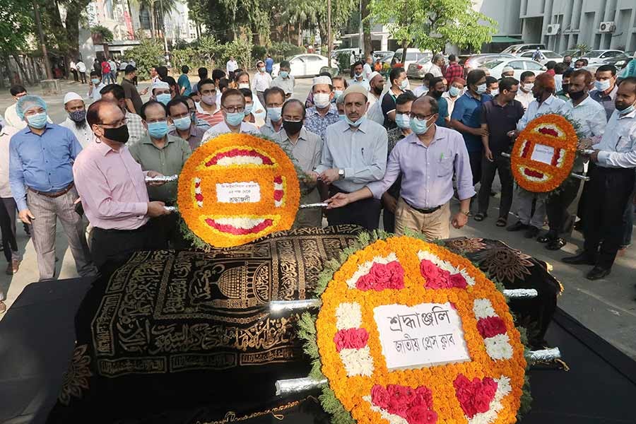 Journalist AZM Anas laid to rest at Azimpur graveyard