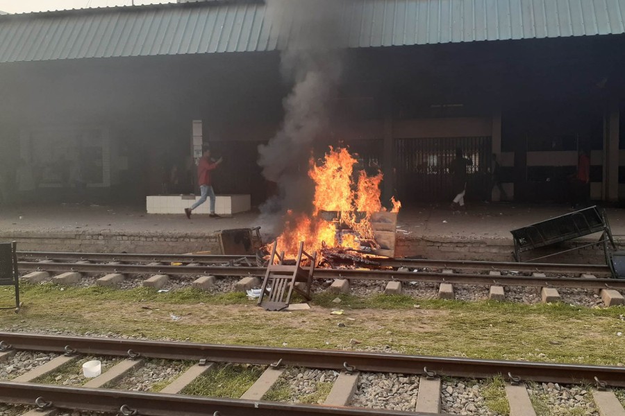 Hefazat activists go on rampage in Brahmanbaria, attack train