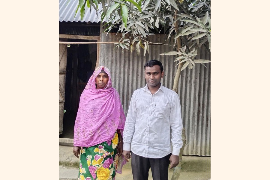 Mijanur Rahaman posing with his proud mother Zobeda Khatun at his house at Char Khulaghat village of Khulaghat union in Lalmonirhat district — FE Photo