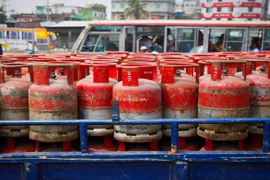Government caps LPG prices at Tk 975 per cylinder