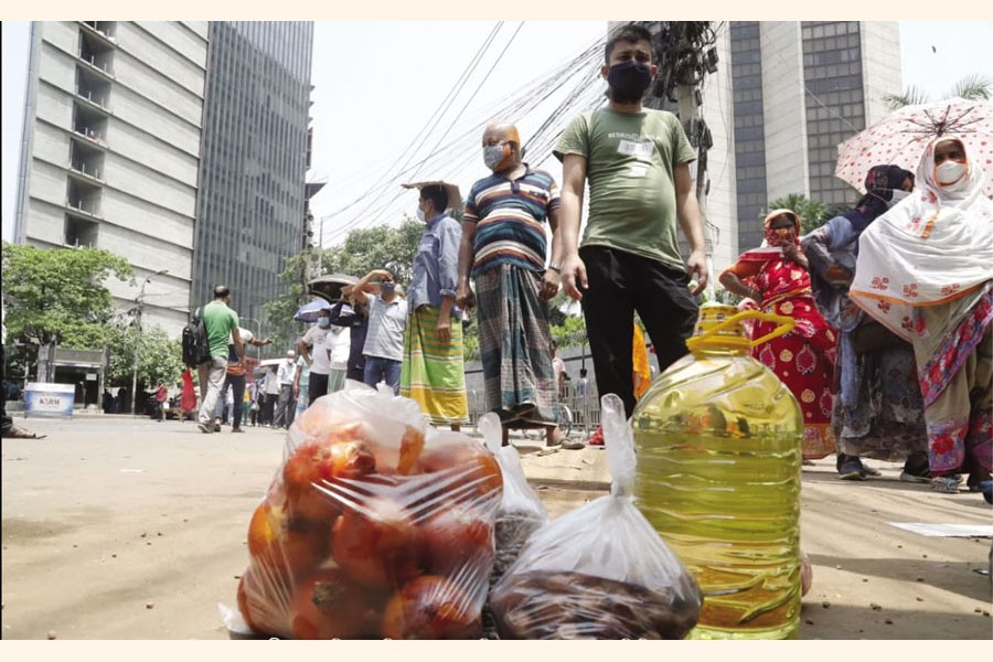  People are in queue to purchase essentials from a TCB-run truck in Dhaka on Wednesday amidst lockdown — Collected Photo