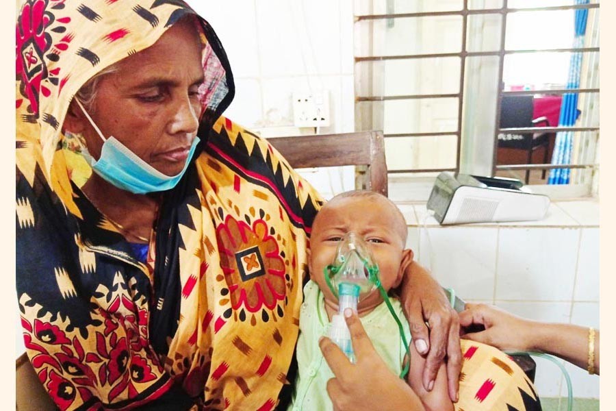 Photo shows a rotavirus-infected child at Chauddagram Upazila Health Complex in Cumilla — FE Photo