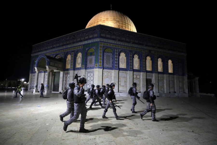 Dozens injured as Israeli police, Palestinians clash at Al-Aqsa Mosque