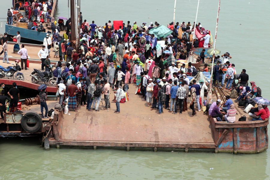 Eid returnees crowd Shimulia despite suspension of daytime ferries