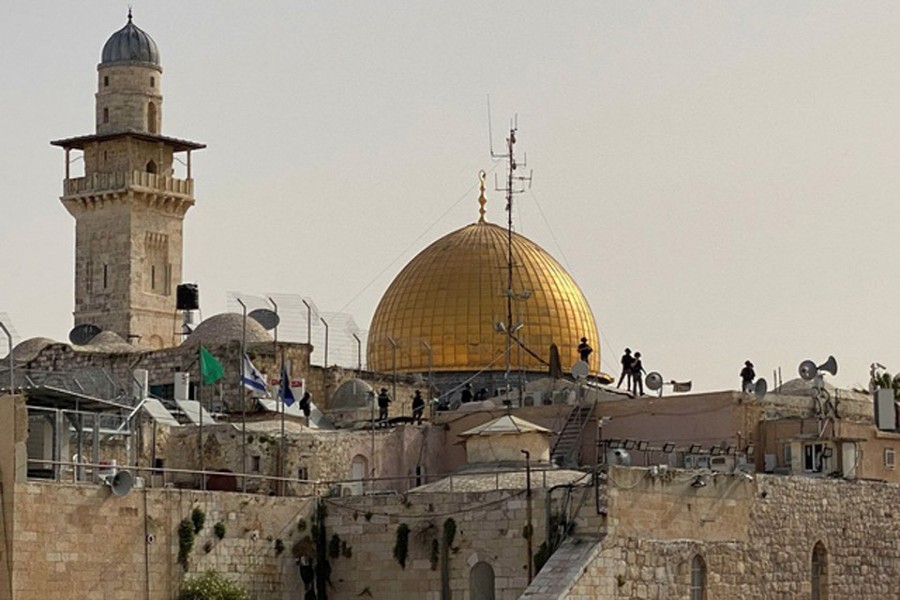Violence erupts at al-Aqsa mosque as Israel marks Jerusalem Day