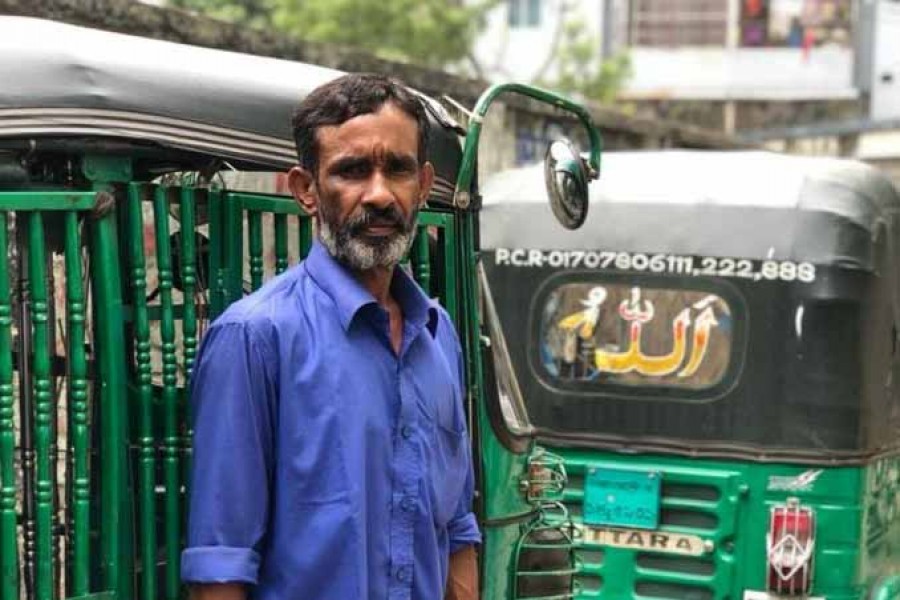 করোনা মহামারীর সময় যেভাবে কাটছে সিএনজি চালকদের জীবন
