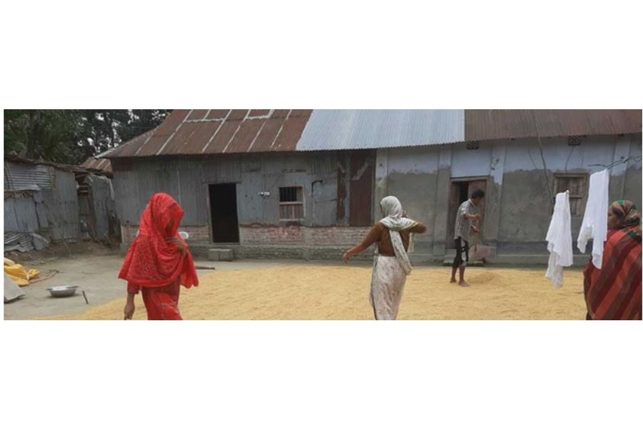 লালমনিরহাটে ৩ পরিবারকে এক ঘরে করার অভিযোগ
