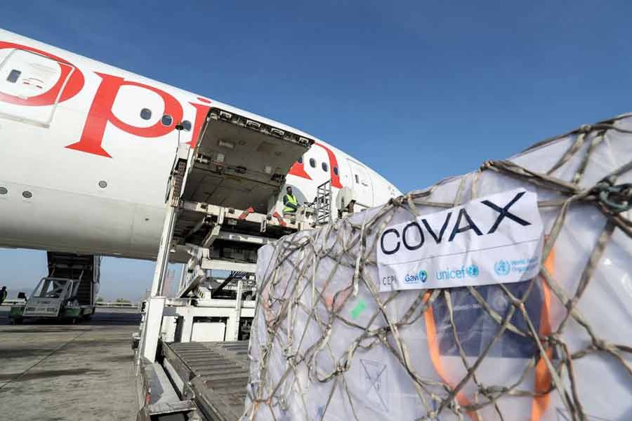 Ethiopian Airlines staff unloading AstraZeneca/Oxford vaccines under the COVAX scheme against the coronavirus disease (COVID-19) from a cargo plane at Bole International Airport in Addis Ababa of Ethiopia on March 7 this year –Reuters file photo